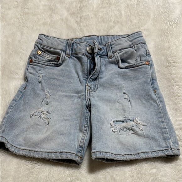 Zara light blue denim shorts with a distressed design. - Picture 1 of 4
